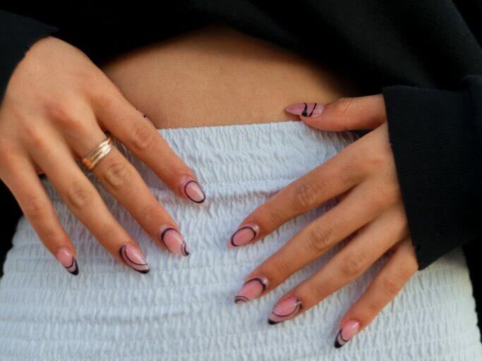 70s swirls nail trend 70s swirls nail trend